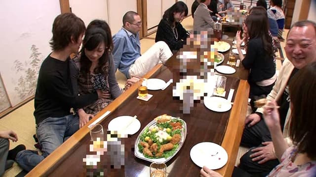 子連れの同窓会 当時クラスでマドンナ的存在だった美熟女とその同級生の20代息子をその気にさせてSEXさせる サンプル画像 1