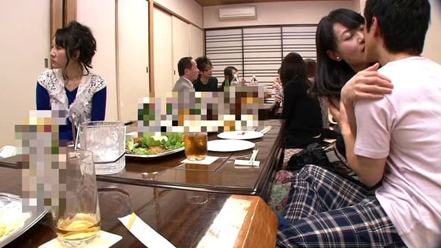 子連れの同窓会 当時クラスでマドンナ的存在だった美熟女とその同級生の20代息子をその気にさせてSEXさせる サンプル画像 6