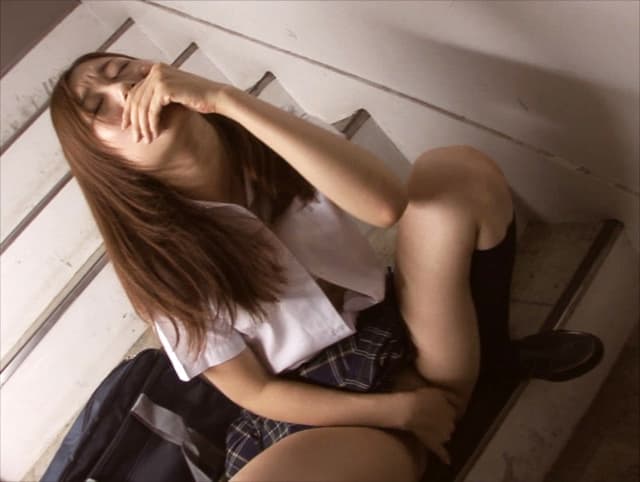 「オナニーなんてしたコトない」なんて口では言っても本当は失禁するほどトイレで、試着室で、階段で所構わず絶頂する素人娘16人240分 サンプル画像 6