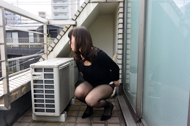 VOL.2 トイレが故障で使えず膀胱限界の放尿婦人27人 サンプル画像 17