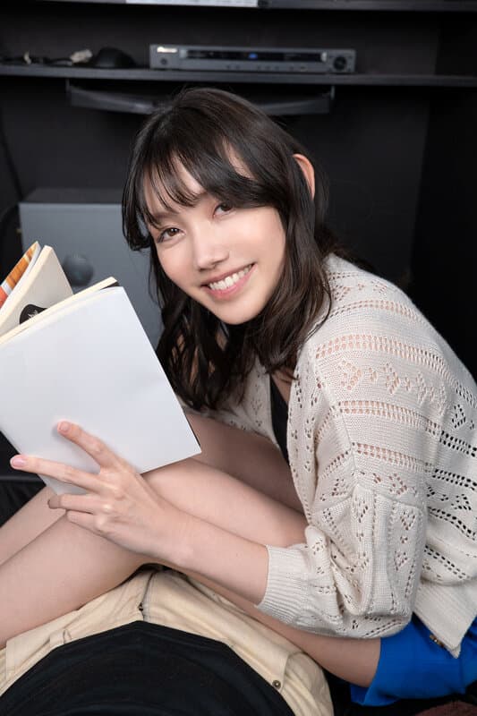 【VR】声が出せないところでエッチをして不完全燃焼のまま帰宅したら必然的に燃える 涼花くるみ サンプル画像 17