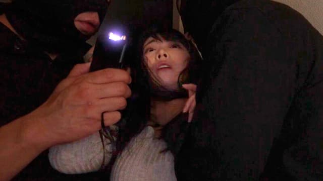 一人暮らしの美女が鬼畜犯罪集団に狙われる自宅押込み中出しレ〇プ 横宮七海 サンプル画像 1
