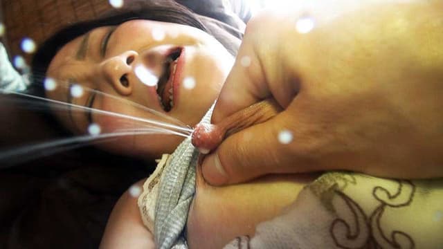 家族に内緒で恥ずかし行為を世間に晒す 見世物母乳ママ サンプル画像 6
