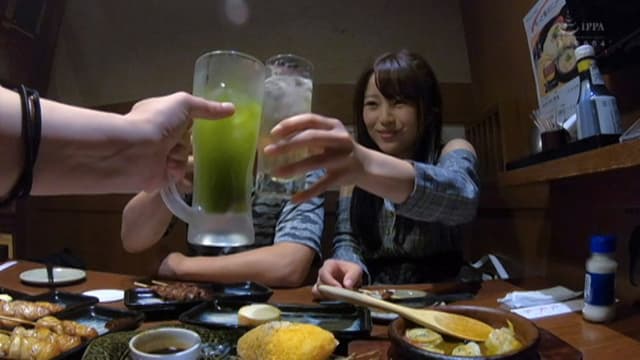 宮沢ちはるを本気で酔わせてみる1日呑んだくれAVドキュメント！ サンプル画像 2