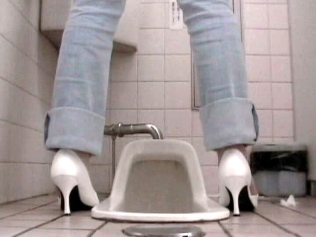 トイレではみだし 糞尿 サンプル画像 1