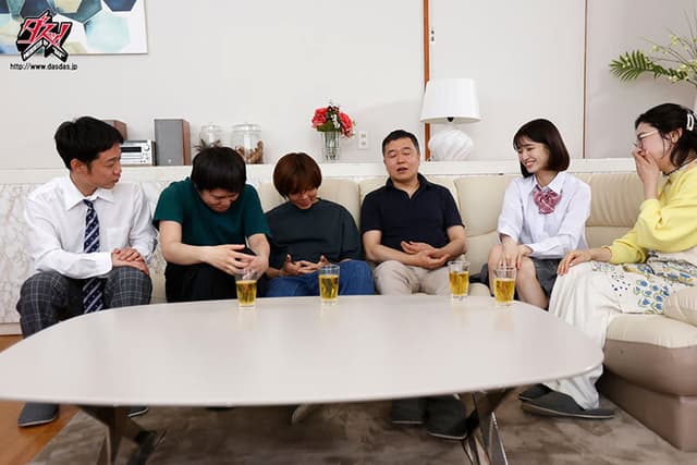 聖水ファミリーへようこそ！ 飲尿中毒な義父たちとの恥ずかしお漏らし生活 倉本すみれ サンプル画像 2
