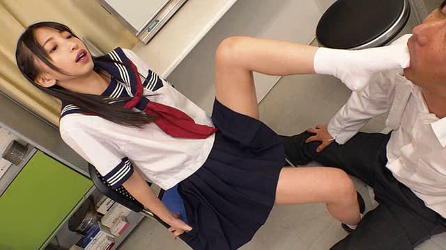 ストレス解消のためにオジサンをイジメて喜ぶロリっ娘制服小悪魔美少女 冬愛ことね サンプル画像 3