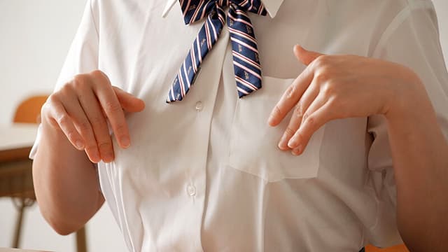 乳首こねくり失禁 敏感乳首を弄ばれて失禁癖がついた地味娘は白目アヘ顔イキが止まらず… 上坂めい サンプル画像 1