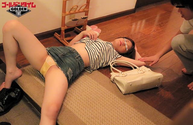 姉ちゃん！どこでオシッコしてんだよ！？泥●して帰宅したお姉ちゃんがとんでもない所でオシッコしてる！？注意しても聞く耳を持たない酔っ払ったお姉ちゃんはお尻丸出し！オマ●コ丸見え状態で放尿！そんなエロ過ぎる姿を見てしまった僕は当然勃起してしまい… サンプル画像 5