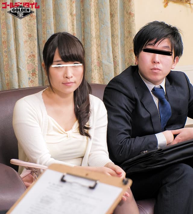 一般男女痴●モニタリング 営業中の同僚男女が参加した痴●対策講習で痴●役の男性社員が被害者役の女性社員のカラダを触っているうちに興奮＆悪ノリ！指示も無視してお触りしまくってフル勃起！困惑する女性社員も抵抗するはずが思わず感じてしまって大量失禁！ サンプル画像 13