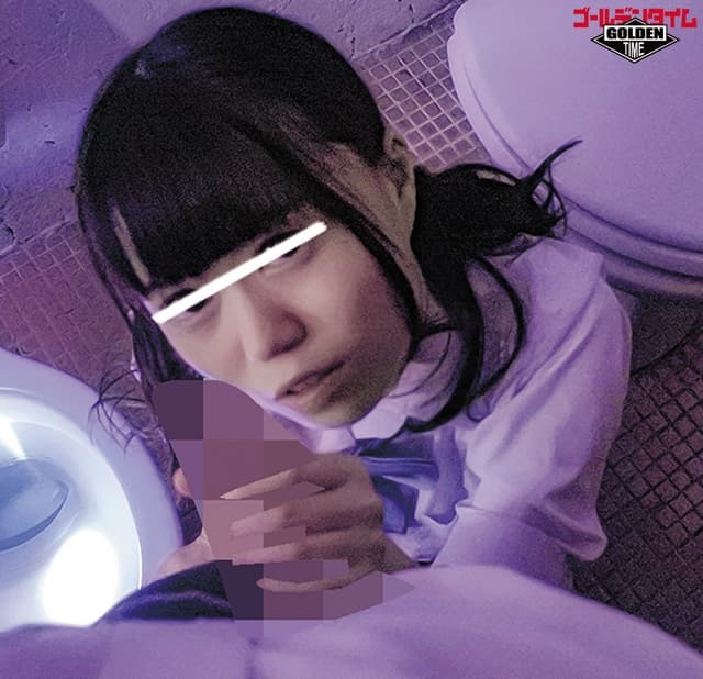 『お願い！手を繋いでて！でも絶対見ないで！聞かないで！』肝試しでクラスの女子とトイレで2人っきり！極度に怖がりな女子が1人でオシッコ出来ないからと、ボクと手を繋いだままオシッコする事に…！？『絶対後ろを向かないで！音も聞かないで！』と言われたけど… サンプル画像 12