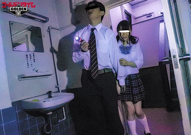 『お願い！手を繋いでて！でも絶対見ないで！聞かないで！』肝試しでクラスの女子とトイレで2人っきり！極度に怖がりな女子が1人でオシッコ出来ないからと、ボクと手を繋いだままオシッコする事に…！？『絶対後ろを向かないで！音も聞かないで！』と言われたけど… サンプル画像 3
