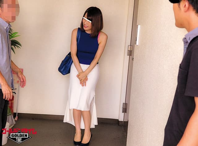 ボクの家のドアの前でキレイなお隣さんがまさかの大量お漏らし！？気まずい雰囲気だけど、鍵がないと言うので仕方なくボクの部屋に…！とりあえず着替えを貸そうとしたら、濡れたスカートがピッタリと貼りついた太ももとお尻が超エロくて…思わずフル勃起！しかも、すぐに… サンプル画像 2