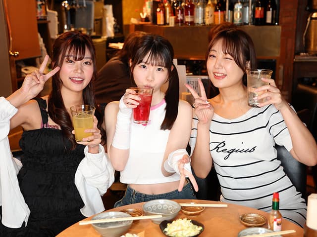 飲酒！飲尿！飲潮！お酒も体液も飲んで浴びて酔っ払ってヤリたい放題！！ サンプル画像 1