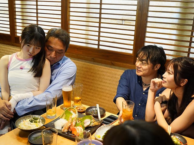 飲酒！飲尿！飲潮！お酒も体液も飲んで浴びて酔っ払ってヤリたい放題！！ サンプル画像 2