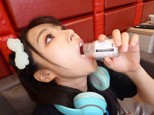 立ちんぼ地雷系おしっこ飲ませ風呂キャン界隈！汚臭ケツ穴おま●こを舐められ、アヘ顔尿射イキ飲尿クンニSEX！ 皆月ひかる サンプル画像 16
