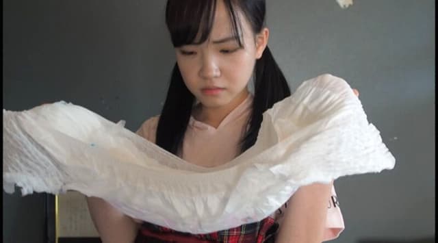 ちっちゃい紙オムツのララちゃん 家出少女がおねしょをして困るので、いろいろな紙おむつを履かせてお漏らしさせたよ 工藤ララ サンプル画像 1