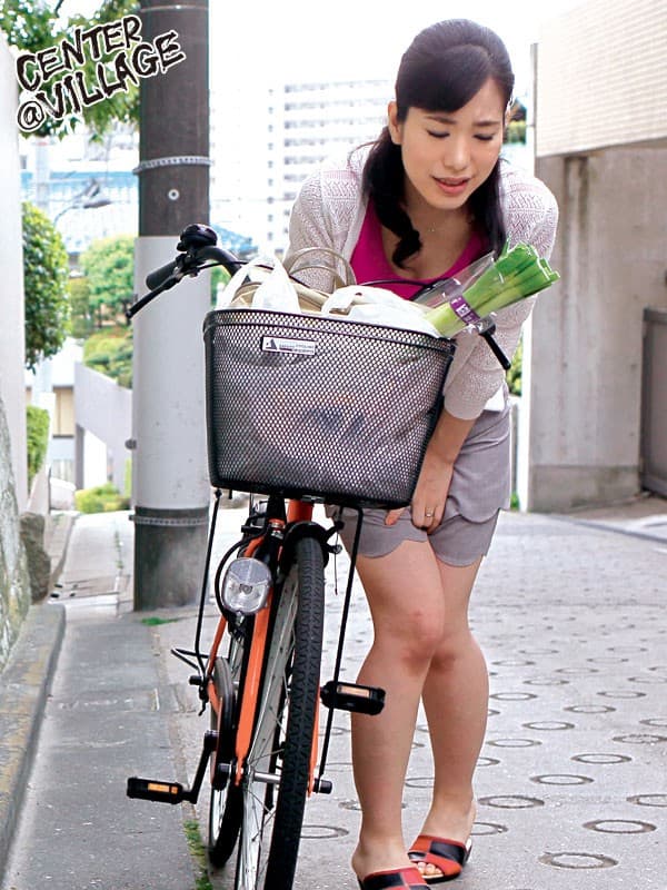 悲劇！ママチャリ妻 買い物帰りの尿意 とみの伊織 サンプル画像 1