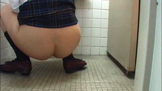 学校職員流出映像 女子校トイレ放尿盗撮～おもらし編～ サンプル画像 12