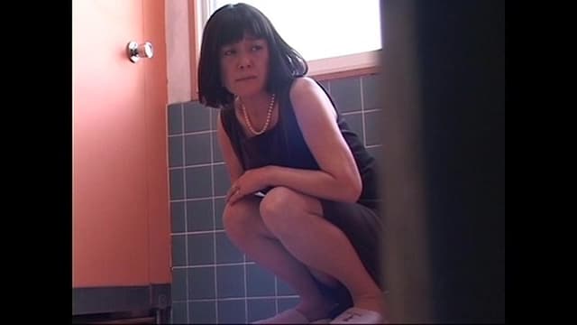おしっこ我慢の限界 トイレに間に合わず途中で悶絶失態おもらし盗撮 サンプル画像 1