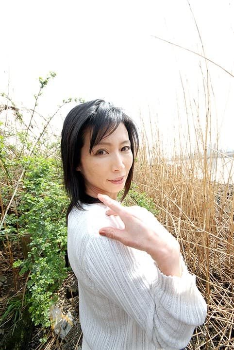 【BBA】工事中の現場に落ちてる濡れたエロ本みたいに夕飯の準備中なのに火照ってしまったむっちり熟女たち サンプル画像 11