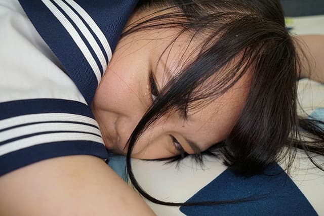 素人セーラー服生中出し（改） 132 叶芽ゆきな 脚がスベスベで綺麗な透き通るピチピチ肌！おしっこもオナニーも披露しちゃうエッチな盛りマンJK！ サンプル画像 6
