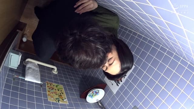 熟女人妻のトイレ盗撮～個室の中を覗いてみたら、排尿に！イチャイチャ連れ込みに！…いろんな事が起きてたっ！～60人4時間 サンプル画像 1