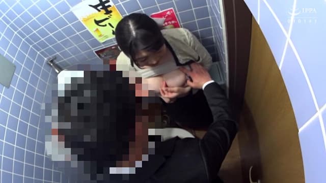 熟女人妻のトイレ盗撮～個室の中を覗いてみたら、排尿に！イチャイチャ連れ込みに！…いろんな事が起きてたっ！～60人4時間 サンプル画像 15