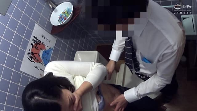 熟女人妻のトイレ盗撮～個室の中を覗いてみたら、排尿に！イチャイチャ連れ込みに！…いろんな事が起きてたっ！～60人4時間 サンプル画像 2