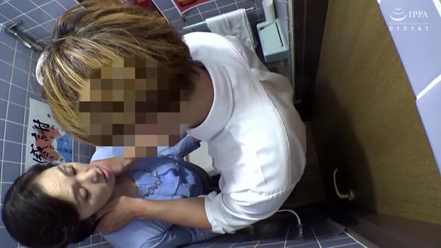 熟女人妻のトイレ盗撮～個室の中を覗いてみたら、排尿に！イチャイチャ連れ込みに！…いろんな事が起きてたっ！～60人4時間 サンプル画像 3