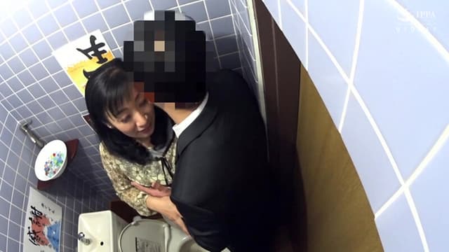 熟女人妻のトイレ盗撮～個室の中を覗いてみたら、排尿に！イチャイチャ連れ込みに！…いろんな事が起きてたっ！～60人4時間 サンプル画像 7