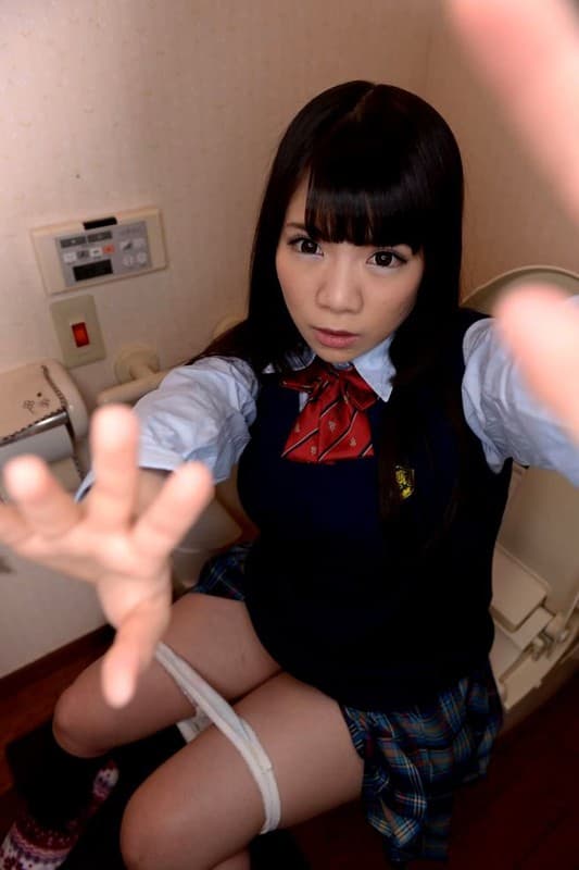 【VR】3DVRで妹のトイレに特攻！俺の妹は性奴●で肉便器！たっぷり出すからきれいにしてね！ 久我かのん サンプル画像 3