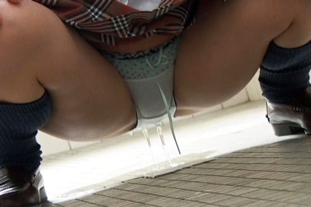 やっぱり素人が好き 目撃多数！女子のおもらし「男ども刮目せよ！」 サンプル画像 8