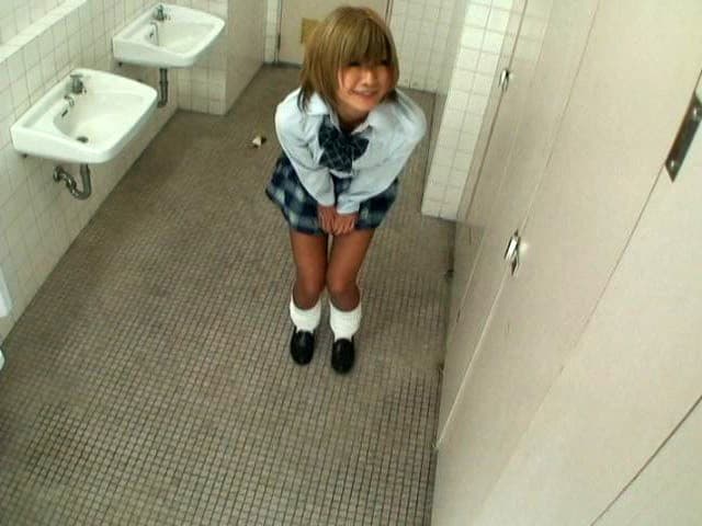 【便器目前！大量失禁！！我慢出来ずに漏らしてしまう女子校生】 サンプル画像 6