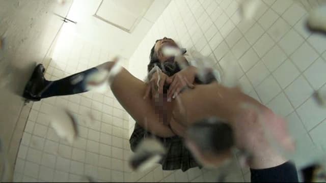 女子校のトイレで立ったままオナニーしてスゴイ勢いでおしっこ漏らす女子校生達 サンプル画像 14
