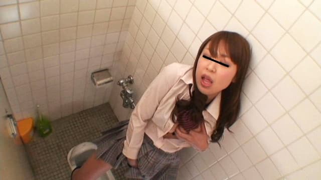 女子校のトイレで立ったままオナニーしてスゴイ勢いでおしっこ漏らす女子校生達 サンプル画像 3