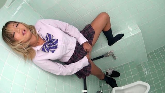 女子校のトイレで立ったままオナニーしてスゴイ勢いでおしっこ漏らす女子校生達 vol.4 サンプル画像 17