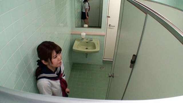 便器目前で我慢出来ずに大量失禁してしまう女子校生 55名240分 サンプル画像 12