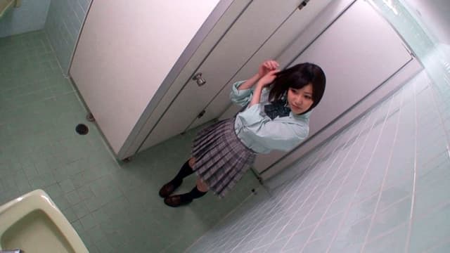 便器目前で我慢出来ずに大量失禁してしまう女子校生 55名240分 サンプル画像 3
