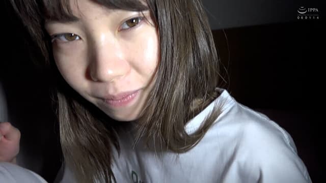 照れた笑顔が可愛い美女と深夜のラブラブハメ撮りSEX！大量おもらしでお布団びしょびしょ！ サンプル画像 1