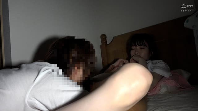 照れた笑顔が可愛い美女と深夜のラブラブハメ撮りSEX！大量おもらしでお布団びしょびしょ！ サンプル画像 7
