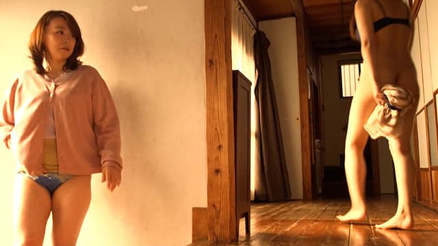 娘夫婦のSEXを偶然見てしまった熟女は抑え切れない性欲をオナニーで、そして…報われない娘婿と淫乱性交に溺れる！ サンプル画像 3