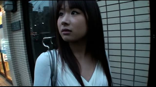 街行く綺麗なお姉さんのおしっこ見せてください！謝礼に目が眩みホテルにイン！男の顔めがけて放尿する実は好きもの娘と変態乱交！ サンプル画像 1