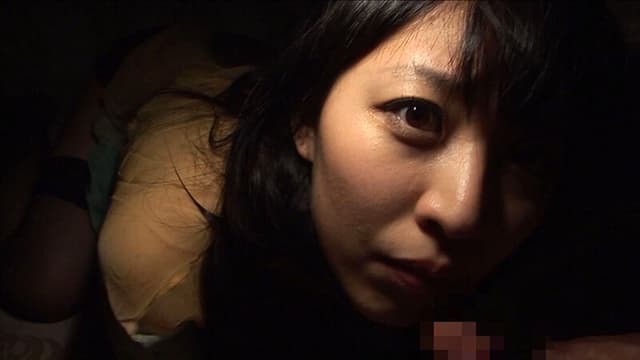 芸能人と遜色のないパッチリお目目で括れたBODYの極上素人娘がまさかの出演！見ている者を虜にする淫靡な顔の数々を見逃すな！ サンプル画像 11
