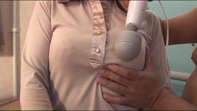 これぞ究極の●しめ！四十路を超えた熟女にセーラー服を着せてフェラチオさせ皆が見てる前での羞恥SEX！ サンプル画像 8