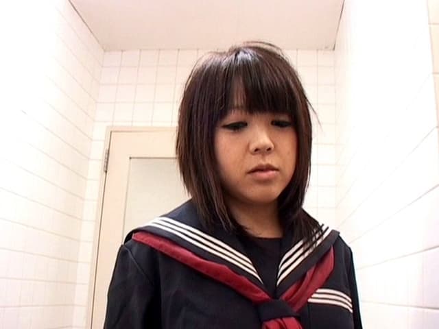 虐められて無理矢理立ちション便させられる中○生隠し撮り サンプル画像 1