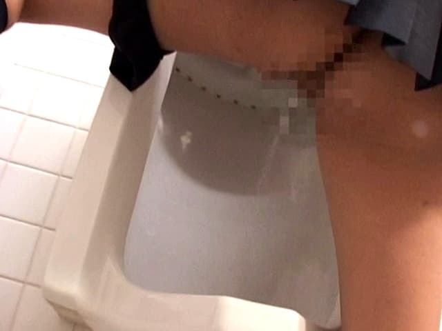 虐められて無理矢理立ちション便させられる中○生隠し撮り サンプル画像 9