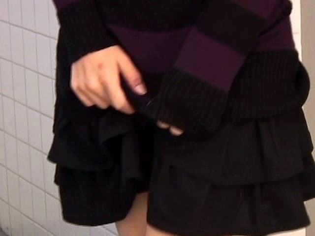 居酒屋トイレで悪酔いした挙句間違って男子トイレで片足あげて放物線を描きながら立ちション便する女 盗撮 サンプル画像 4