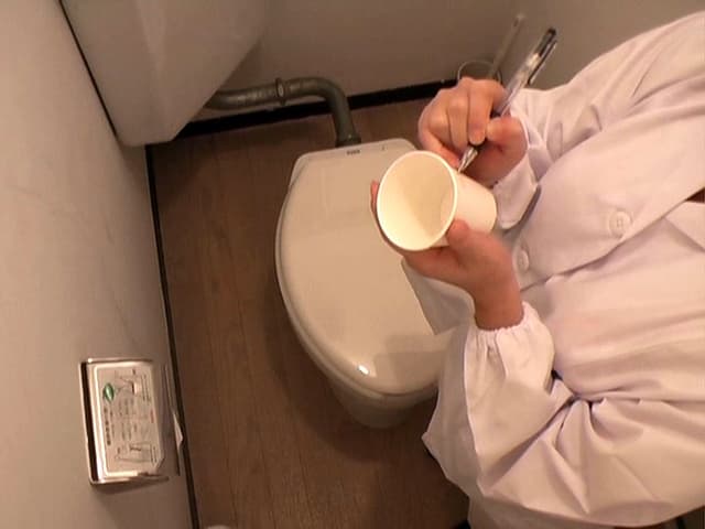 給食センターで働くおばちゃんの尿検査用採取盗撮映像 1 サンプル画像 18