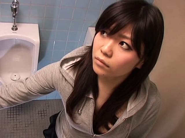 共同トイレで女子トイレを故障中にしてたら男子便器で立ちション便しちゃった娘限定盗撮 4 サンプル画像 4
